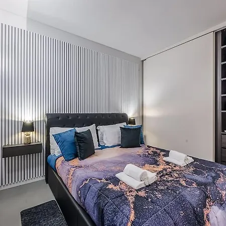 Duomo - Jacuzzi E Terrazzo - Cinema - Free Parking - Gym ヴィラ